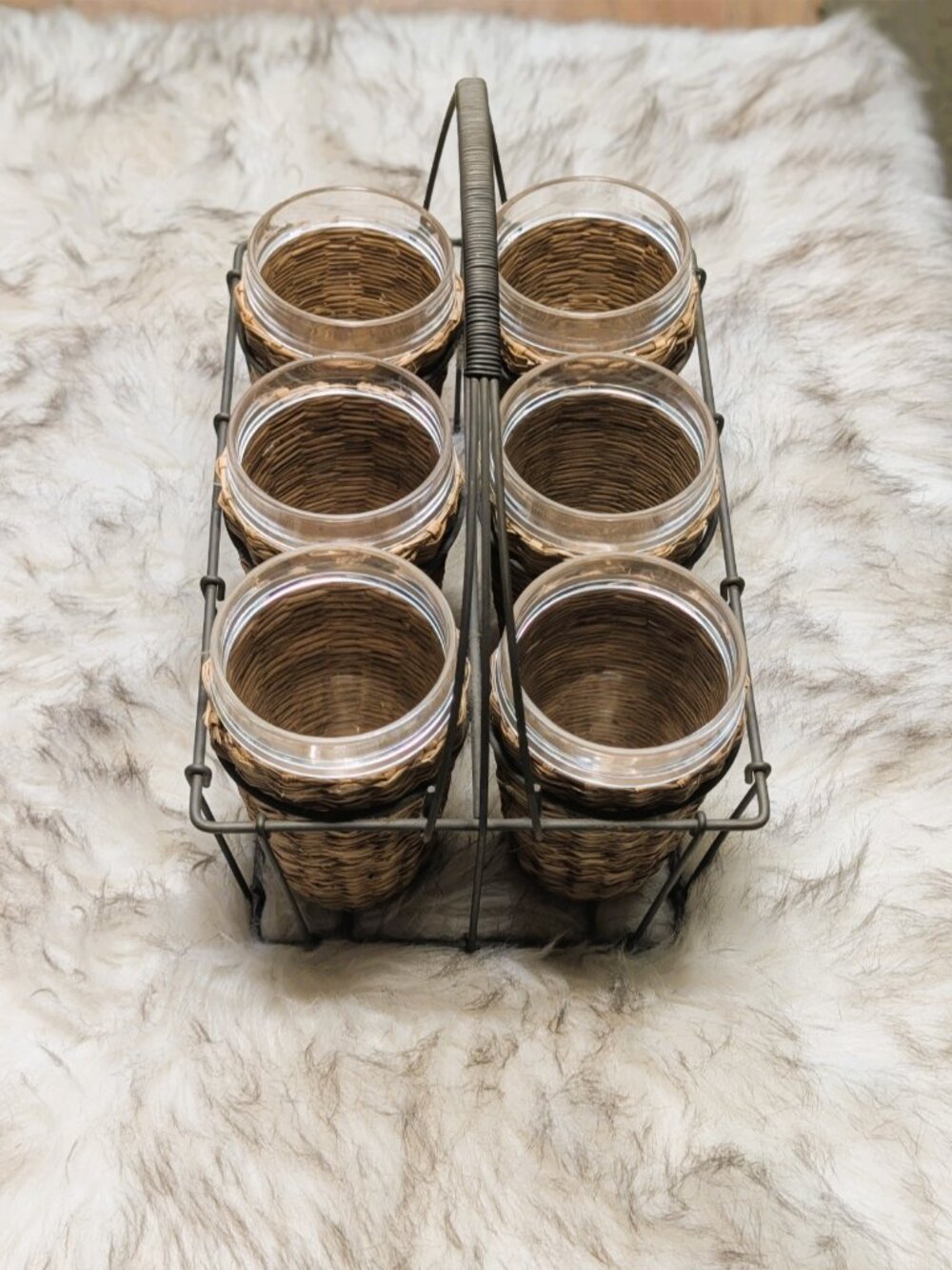 Wire Caddy Six Plastic Cups Wrapped in Woven Rattan Cottagecore Entertain - Picture 3 of 6